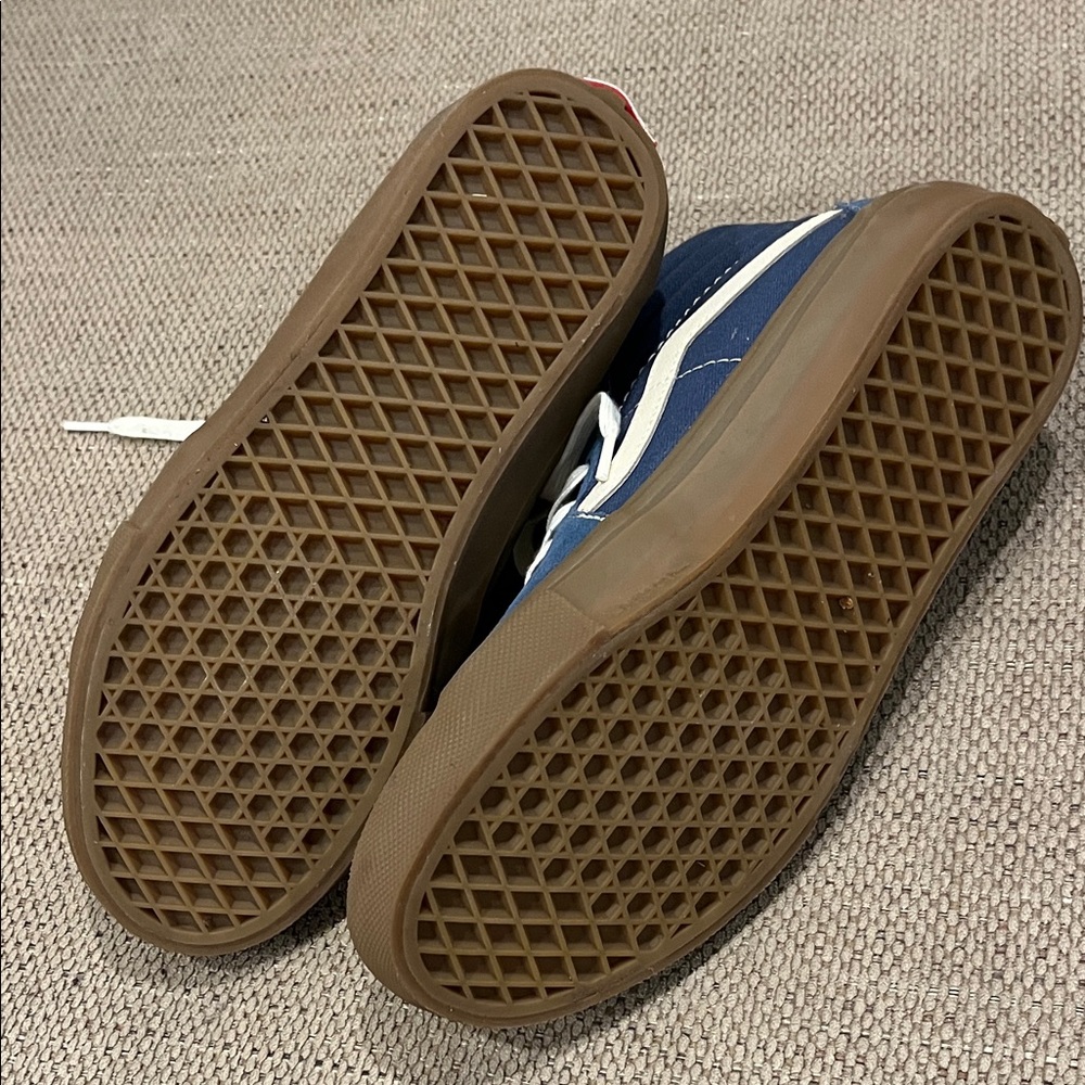 Vans Skate Sk8-Hi high-top sneakers in Navy with a gum sole. - Picture 7 of 7